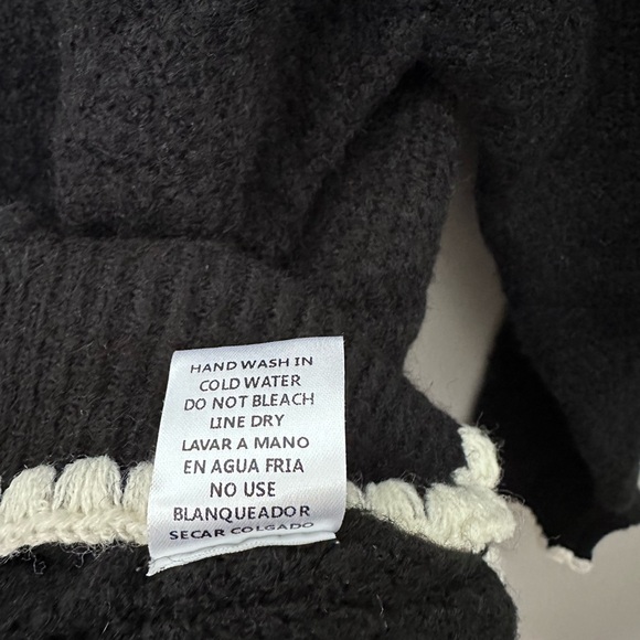 NWT Entro Black Sweater with White Trim Women’s Medium Cozy Oversized Fit - Picture 8 of 8